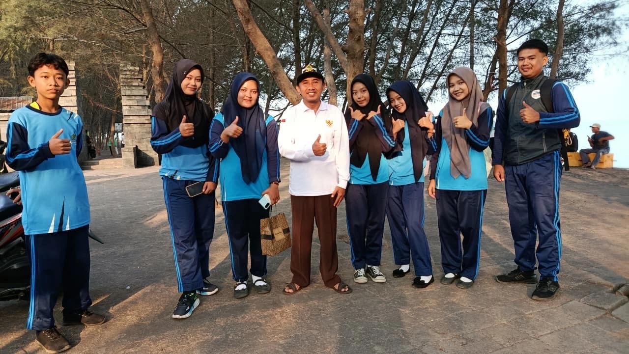Kader Adimapro Bersama Badan Kemaritiman PCNU Kraksaan Menanam Seribu Pohon Mangrove di Pantai