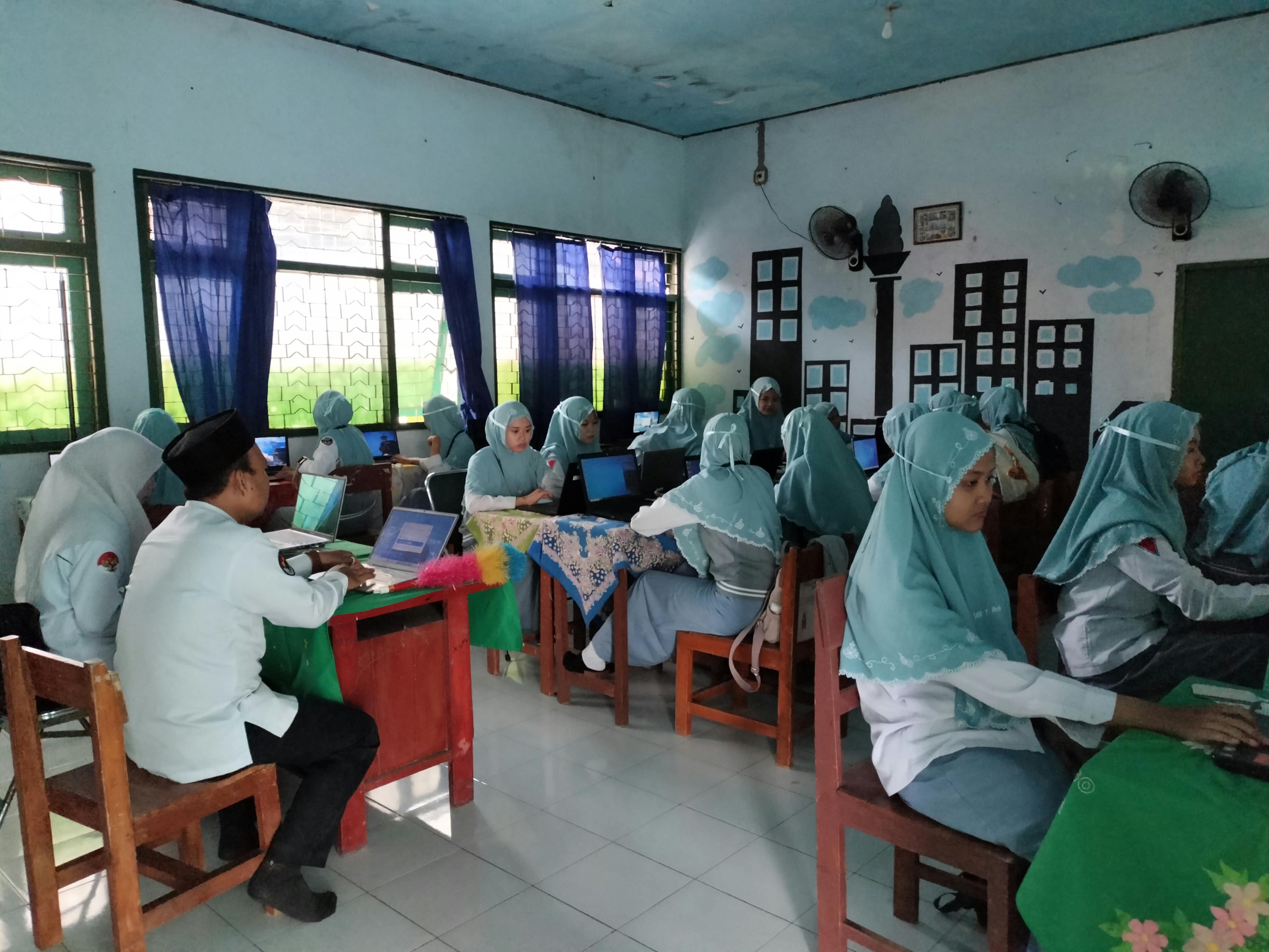 Suasana TKA Hari Pertama di MAN 1 Probolinggo. Para siswi tampak fokus dan serius mengerjakan soal ujian berbasis komputer